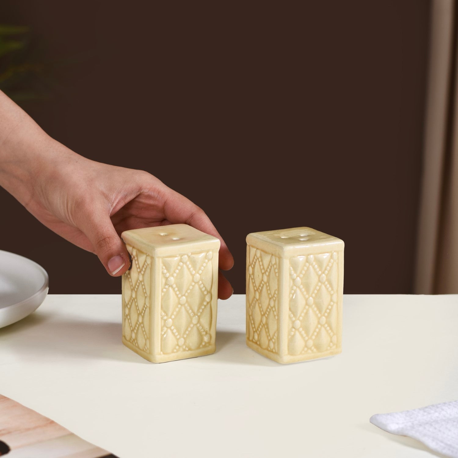 Chic Ceramic Salt And Pepper Shaker Set Yellow