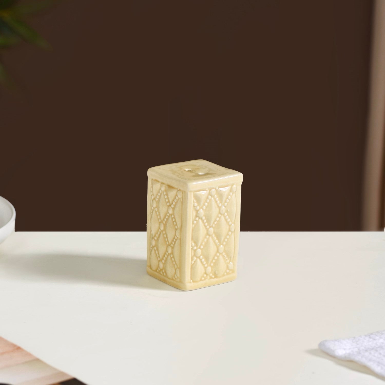 Chic Ceramic Salt And Pepper Shaker Set Yellow