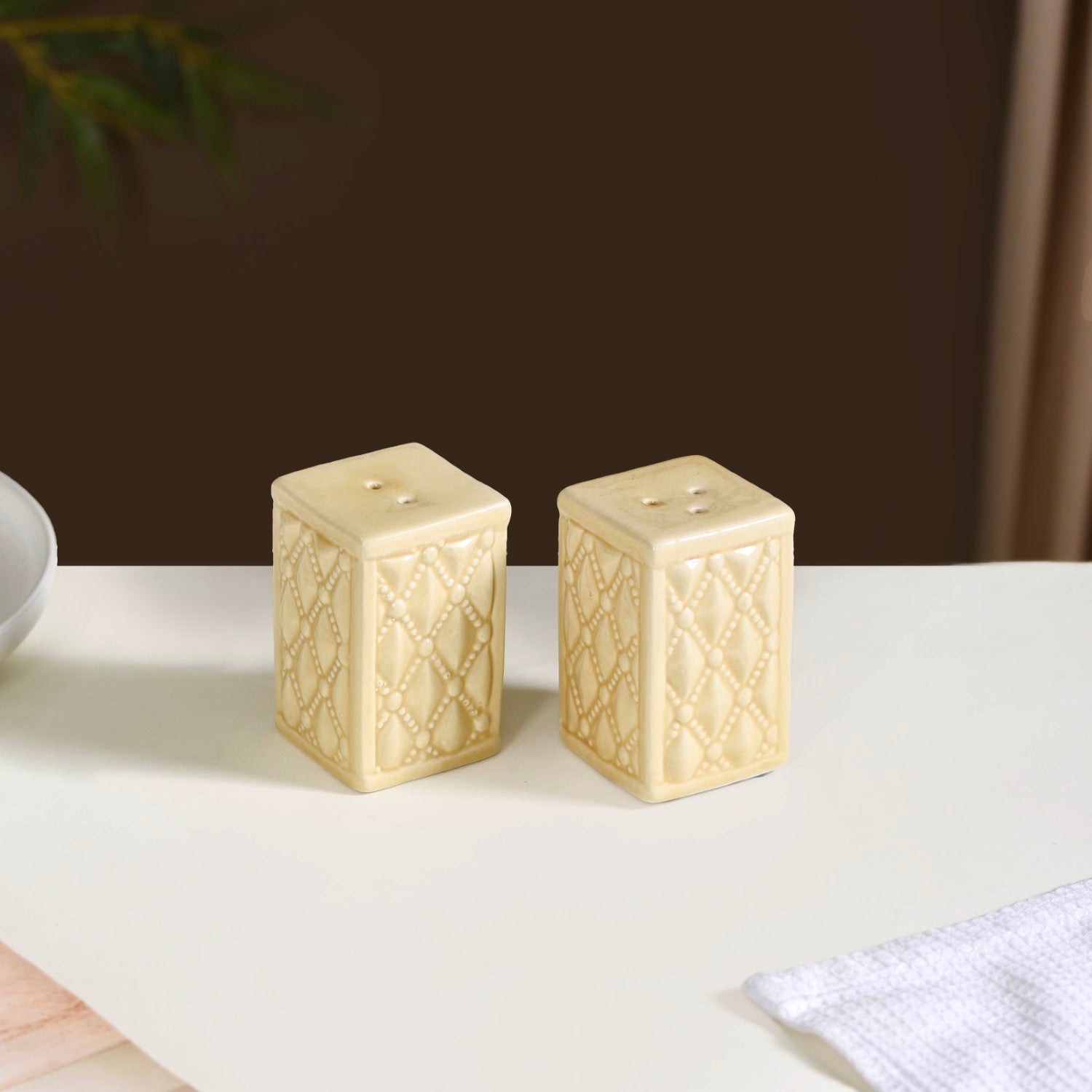 Chic Ceramic Salt And Pepper Shaker Set Yellow