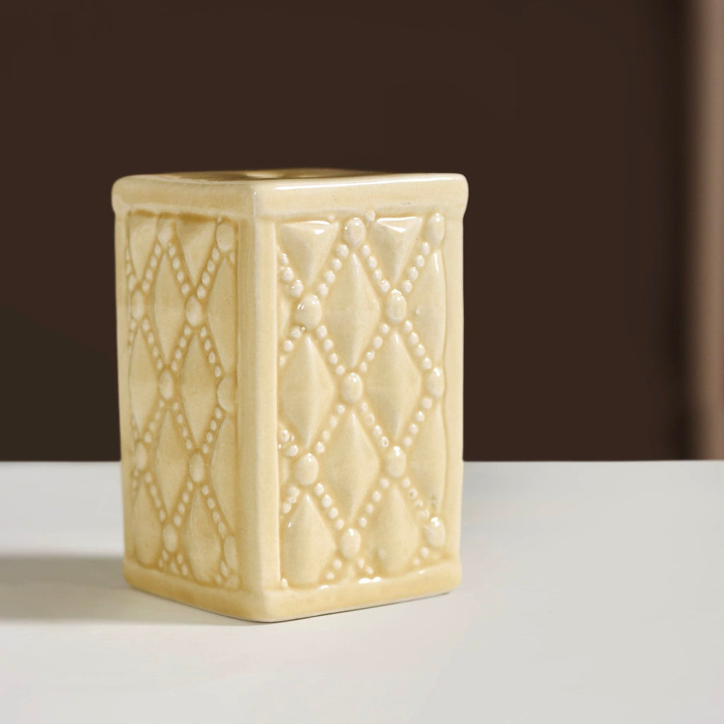 Chic Ceramic Salt And Pepper Shaker Set Yellow